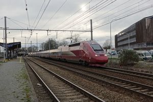 브뤼셀 남역과 암스테르담 중앙역 사이의 샤에르베크 역을 통과하는 PBKA 열차