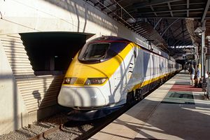 릴-유럽역(Lille-Europe)에 정차한 유로스타 373형 열차. 다른 TGV 서비스와 환승 가능