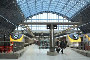런던 세인트 판크라스 국제역(London St Pancras International station)에 대기 중인 세 대의 유로스타 열차
