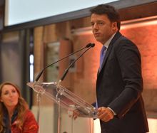 베니스의 카포스카리대학교에서 연설하는 렌치