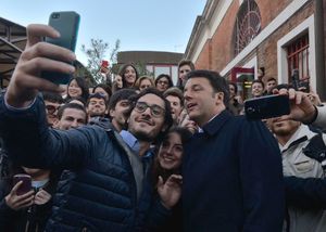 렌치가 베네치아에서 지지자들과 함께 찍은 셀카