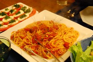 토마토, 올리브, 멸치, 케이퍼로 만든 매콤한 소스를 얹은 푸타네스카 파스타