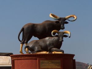 캄보디아 몬돌키리 주에 위치한 두 마리의 회색들소 조각상