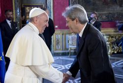 2017년 6월 프란치스코 교황과 함께한 젠틸로니