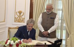 2017년 10월 젠틸로니와 인도 총리 나렌드라 모디