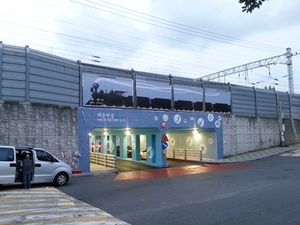 백운쌍굴 (역 인근의 굴다리)