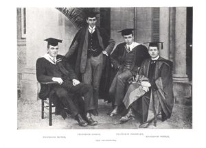 1911년 퀸즐랜드 대학교의 설립 교수 4명. 왼쪽부터: 존 룬디 미치 교수(고전학), 알렉산더 제임스 기브슨 교수(공학), 헨리 제임스 프리스트리 교수(수학 및 물리학), 버트램 딜런 스틸 교수(화학).