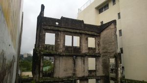 1945년 바기오 전투 당시 포격으로 파괴된 세션 로드의 한 사무실 건물. 이 건물은 2021년 새 건물 건설을 위해 철거되었다.