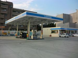 후쿠오카현 신구에 있는 편의점이 붙어 있는 로손 무인 주유소