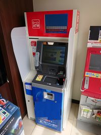 로손 매장 내에 설치된 로손 은행 ATM