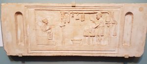 고대 로마 장례 부조의 박물관 복제품(정육점을 위한 것)으로, 왼쪽에 납판에 글을 쓰는 여성이 있다.