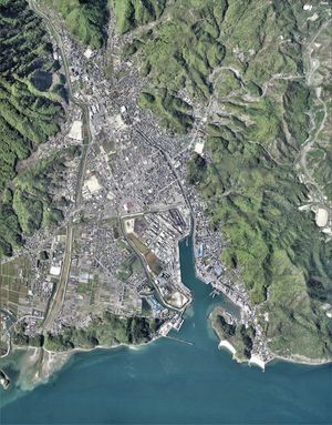 다케하라 시 중심부 주변 항공사진(2010년 4월 25일 촬영). 국토교통성 국토지리원 지도·항공사진 열람 서비스의 항공사진을 바탕으로 작성.