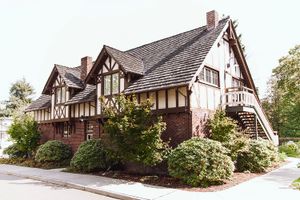 알더우드 매너에 건설된 1919년 코티지인 위커스 빌딩