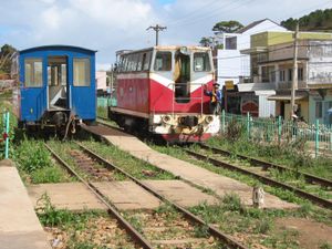 짜이맛역의 귀환을 준비하는 디젤 열차