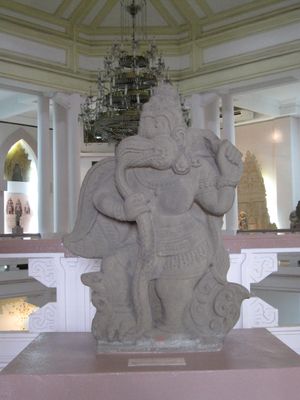 참족은 가루다가 나가와 싸우는 모습 등 신들을 묘사한 석조 부조로 사원을 장식했다(12-13세기)