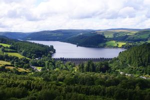 비어니 호수(Lake Vyrnwy) 저수지. 댐은 비어니 계곡(Vyrnwy Valley)을 가로지르며, 영국에서 처음으로 건설된 대형 석조 댐이다.