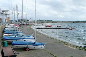 잉글랜드 버크셔주에 있는 퀸 마더 저수지는 강변 저수지의 한 예이다. 이 저수지의 물은 템스강에서 퍼 올린다.