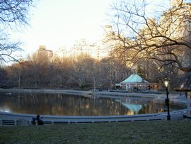 겨울 일몰 때 동쪽을 향한 보존원(Conservatory Water)