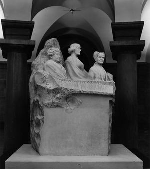 미국 국회 의사당 로툰다에 있는 앤서니, 엘리자베스 캐디 스탠턴(Elizabeth Cady Stanton), 루크레시아 모트(Lucretia Mott)의 동상인 "초상 기념비(Portrait Monument)". 1920년 애들레이드 존슨(Adelaide Johnson)이 제작.