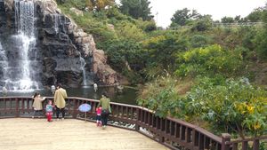 과수원 옆 인공폭포.