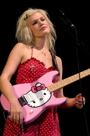 헬로키티 스트라토캐스터 기타를 든 싱어송라이터 미키 그린(Micky Green)