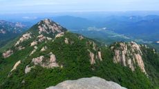 문장대에서 본 관음봉