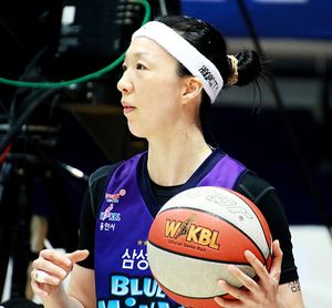 공인구를 들고 있는 이미선.