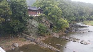 청송군 방호정에 드러난 사곡층의 모습. 남동쪽으로 기울어 있다.