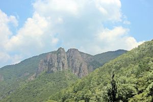 주왕산에 발달한 유천층군 안산암류로 구성된 기암괴석의 모습