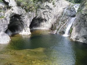 주왕산의 유천층군 안산암류에 발달한 계곡의 모습