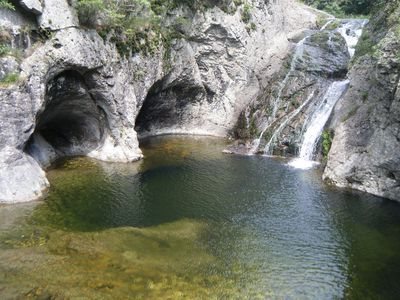 주왕산의 유천층군 안산암류에 발달한 계곡의 모습