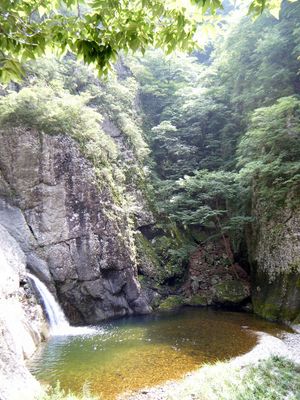 주왕산의 유천층군 안산암류에 발달한 폭포의 모습