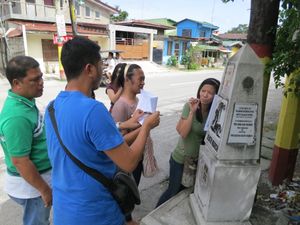 구아구아(Guagua) 여러 지역에서 매핑 그룹이 현장 조사를 하고 있다. 그들은 메모와 사진을 찍고 GPS 트랙을 기록했다. 사진에는 베티스(Betis) 그룹이 사망 행군 기념비 중 하나 옆에 서 있는 모습이 보입니다.