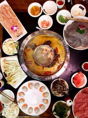 다진 새우, 곱창, 돼지 대동맥, 거위 창자, 콩팥 조각을 곁들여 제공되는 전형적인 중경 훠궈