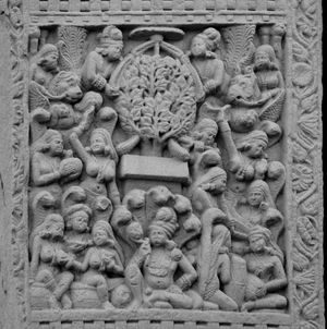 산치의 부처의 정신적 해탈(목샤) 또는 깨달음(보디)을 묘사한 무상(無像)적인 묘사. 부처는 묘사되지 않고 보리수와 빈 의자로만 상징됨