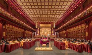 싱가포르 불사리사원(Buddha Tooth Relic Temple)에서 기도하는 승려와 수녀들