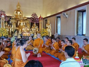 방콕의 왓 야나와에서 열린 승가 수계식. 율장은 수계를 포함한 다양한 승가 행위를 규제한다.