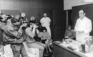 1990년 1월, 외과의 피터 알타우스(Peter Althaus)가 호네커의 건강 상태가 구금될 정도로 좋지 않다고 언론에 알리고 있다.