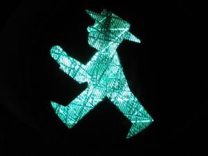 "동독 신호등 인형"은 호네커가 밀짚모자를 쓴 모습에서 영감을 받았다.