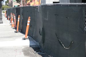 방진포와 그물망은 건설 현장에서 발생하는 먼지의 양을 줄이는 데 자주 사용된다.