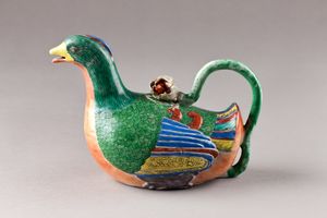 원앙 모양의 자기 주전자. 청(清)나라 시대, 1760년경 제작. 유약 위에 그림을 그린 장식