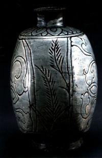 보물 1229호 분청사기 음각연화문 편병 옆면에 새겨진 수양버들