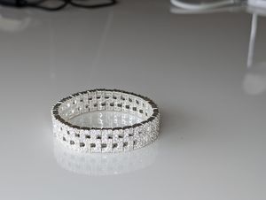 지르콘 보석을 가진 팔찌. 금속은 아연 합금 베이스에 은 코팅이 되어 있다.