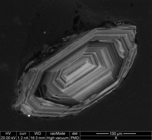 SEM-CL 영상:대상을 이루는 저어콘 입자의 구역화와 다중 순환(핵-테두리 구조)