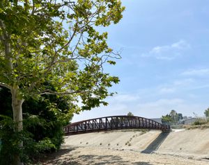 발로나 크릭 위의 보행자 교량