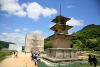 1권 표지 그림으로 사용된 감은사지 삼층석탑