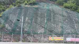 영동읍 설계리 국도 제19호선 도로변, 유원대학교 정문 앞 삼거리