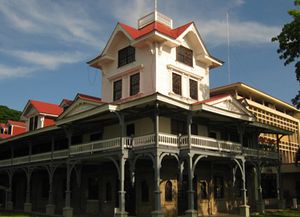 두마게테는 실리만 대학교로 가장 잘 알려져 있다.