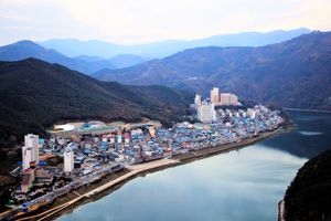 만천하 스카이워크에서 바라본 단양읍 전경.