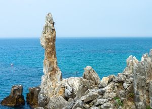 동해시의 추암촛대바위는 풍촌 석회암층에 해당하는 암석이다.